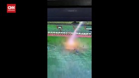 VIDEO: Pria Tersambar Petir di Stadion Siliwangi