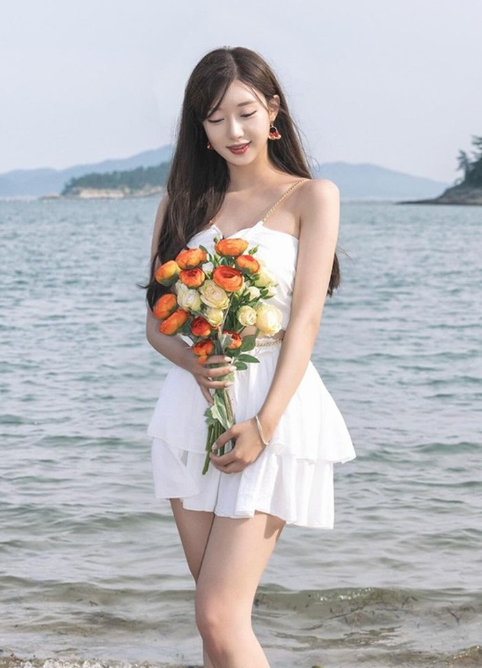 Two-piece short dress berwarna putih ala An Min Young ini cocok banget dipakai bermain dan selfie cantik di pantai./ Foto: Instagram/my_floria_