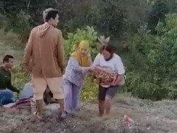 Viral Wanita di Bombana Dibantu Suami Melahirkan di Pinggir Jalan