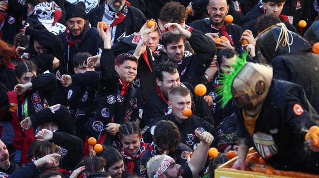 FOTO: Momen Seru Warga Italia Saling Lempar Jeruk