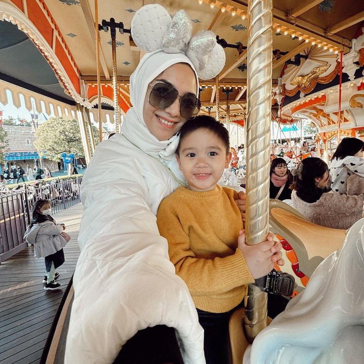 <p>Dalam beberapa kesempatan, Citra dan Rezky terlihat membagikan potret kebersamaannya dengan sang anak. Citra pun berharap agar sang anak terus diberikan kebahagiaan. (Foto: Instagram: @citraciki)</p>