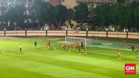 Bhayangkara FC menjalani laga uji tanding melawan Suwon FC di Stadion PTIK, Jakarta Selatan, Senin (12/2).