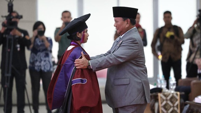 Menteri Pertahanan, Prabowo Subianto, mengaku bangga Unhan dapat meluluskan 75 sarjana kedokteran militer perdana saat wisuda.