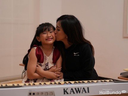 Punya Anak Ber-IQ 146 & Kuasai 4 Bahasa, Begini Cara Bunda Jessica Didik Putrinya sejak Kecil