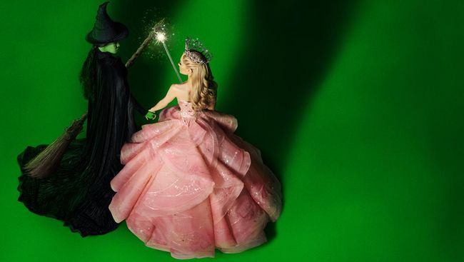 First look film Wicked memamerkan Ariana Grande serba pink sebagai Glinda. Wicked part I dijadwalkan tayang November 2024.