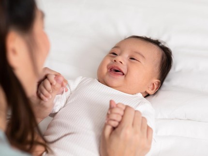 Apakah Bayi Usia 2 Bulan Sudah Bisa Melihat? Ini Penjelasannya