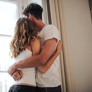 Suka Banget Gandengan Tangan, 4 Zodiak Ini Love Language-nya Physical Touch!
