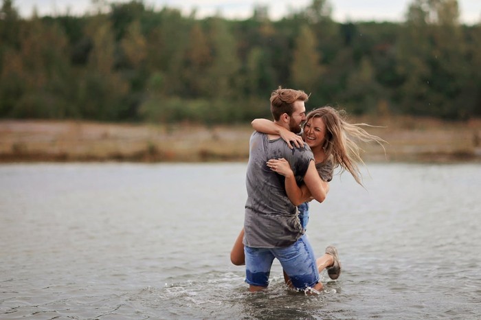 4 Zodiak Love Language Physical Touch, Seneng Gandengan!