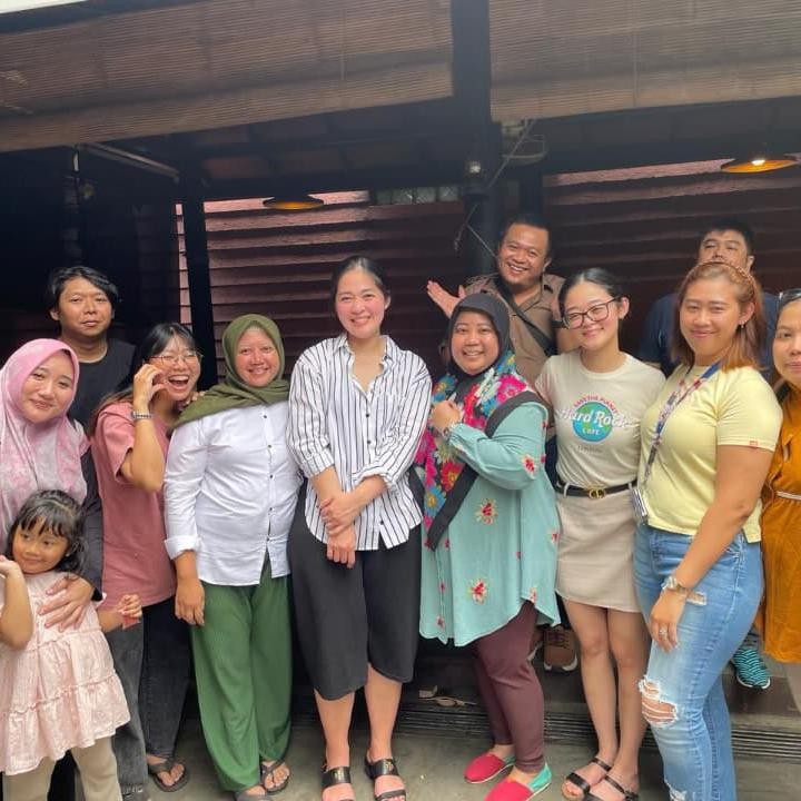 <p>Melalui captoin foto, Gracia mengaku sangat bahagia. Ia senang akhirnya bisa mempertemukan sang suami pada keluarga besar. "Seneng banget pokoknya bisa kumpul sama keluarga," dikutip dari akun @graciaz14. (Foto: Instagram @graciaz14)<br /><br /><br /></p>