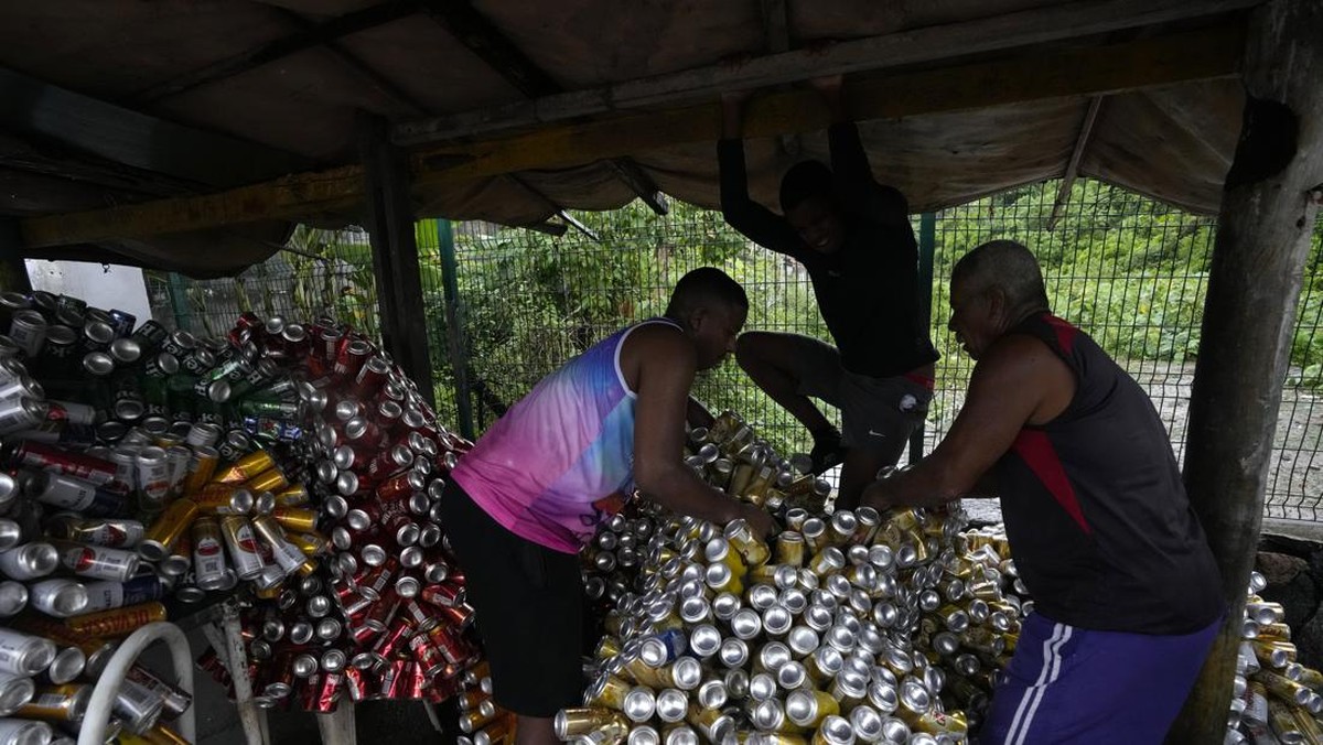 FOTO: Kala Kaleng Bekas Disulap Jadi Busana di Brasil