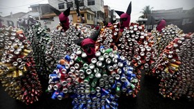 FOTO: Kala Kaleng Bekas Disulap Jadi Busana di Brasil