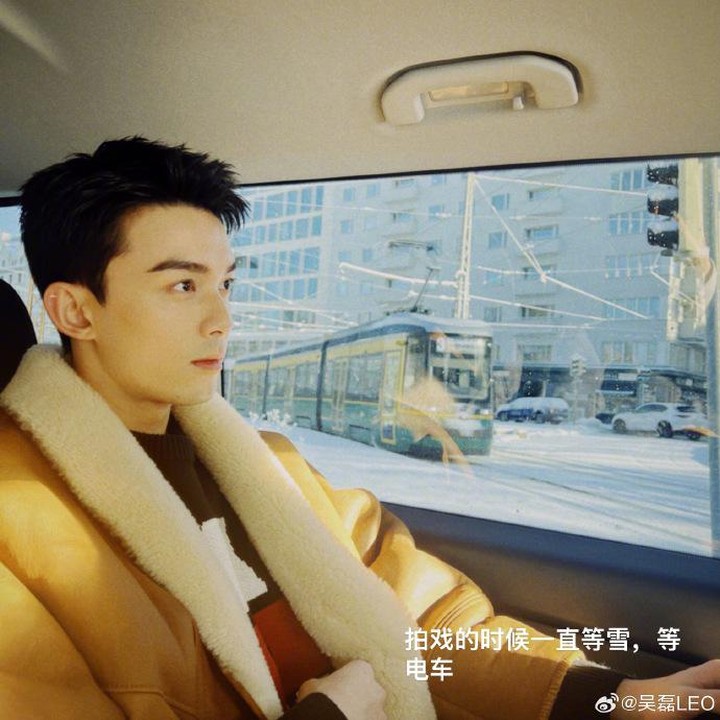 <p>Pria yang diketahui hobi bersepeda ini lahir di Tiongkok pada 26 Desember 1999. Ia mulai terjun ke dunia hiburan sejak berusia 3 tahun sebagai model iklan pada 2002. (Foto: Weibo 吴磊LEO)<br /><br /><br /></p>