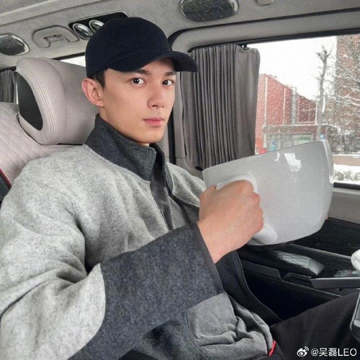 <p>Ini karena aksi yang dilakukan sang aktor dengan aktris Zhao Jinmai membuat publik terpukau. Banyak yang menilai Leo Wu Lei selalu sukses membangun <em>chemistry</em> dengan lawan mainnya, Bunda. (Foto: Weibo 吴磊LEO)<br /><br /><br /></p>