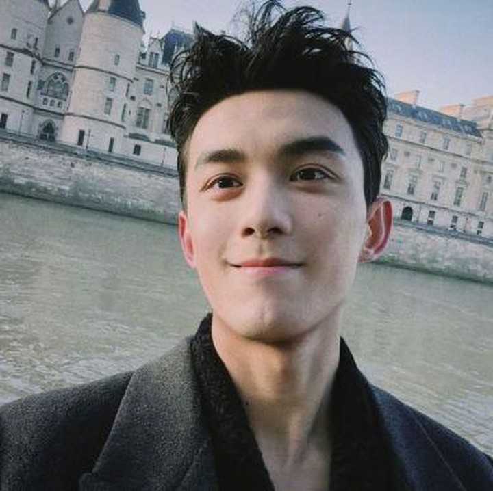 <p>Leo juga aktif menggunakan media sosial. Melalui akun pribadi Weibo, pria 24 tahun ini kerap membagikan potret kesehariannya sambil menyapa para penggemar.(Foto: Weibo 吴磊LEO) <br /><br /><br /></p>