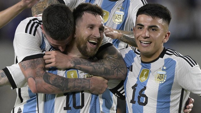 Penyerang timnas Argentina U-23, Thiago Almada, merayu Lionel Messi untuk bermain di Olimpiade 2024 Paris.