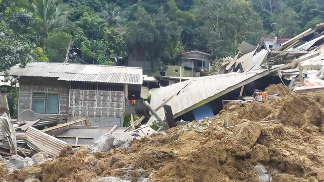 Korban tewas akibat tanah longsor di Desa Masara bertambah menjadi 54 orang pada Minggu (11/2) waktu setempat.