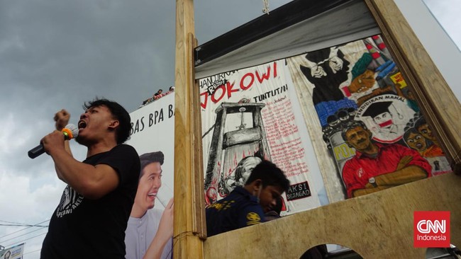 Aksi 'Gejayan Memanggil Kembali' digelar mahasiswa dan elemen masyarakat sipil di Yogyakarta hari ini. Massa mengarak replika guillotine raksasa.