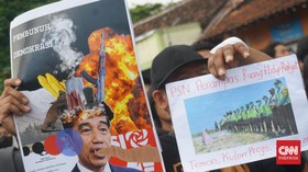 Massa Gejayan Memanggil Gelar Aksi Teatrikal Pakai Replika Guillotine