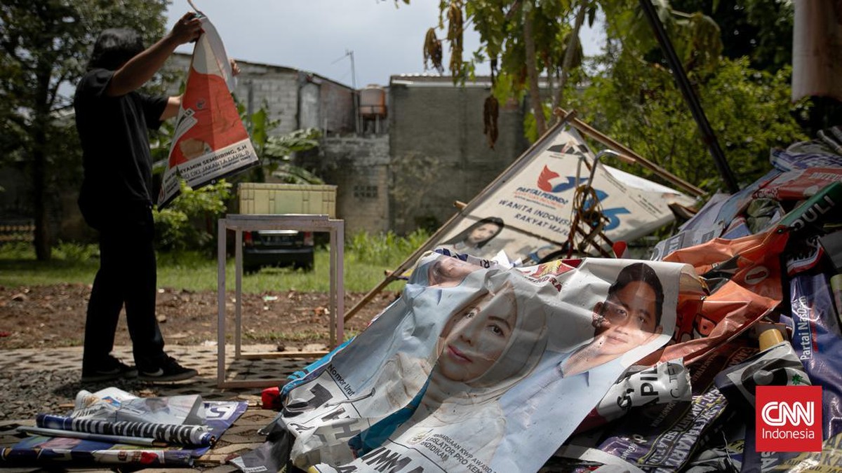 FOTO: Mendaur Ulang Sampah Alat Peraga Kampanye