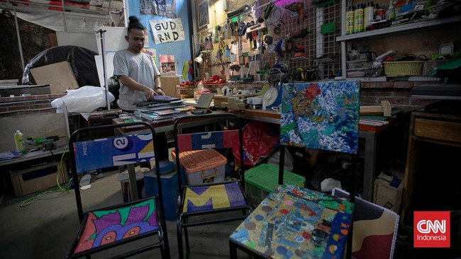 FOTO: Mendaur Ulang Sampah Alat Peraga Kampanye