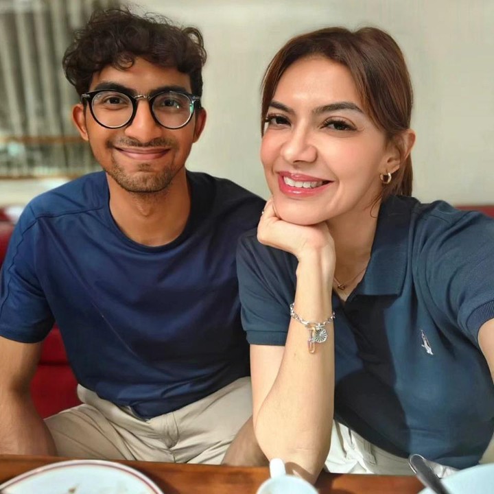<p>Beberapa waktu lalu, Najwa Shihab membagikan potret bersama sang putra. Dalam momen tersebut, keduanya sedang merayakan ulang tahun sang putra. "<em>Happy birthday my @izzatassegaf. We love you forever and more</em>," tulis Najwa di kolom caption.(Foto: Instagram @najwashihab)<br /><br /><br /></p>