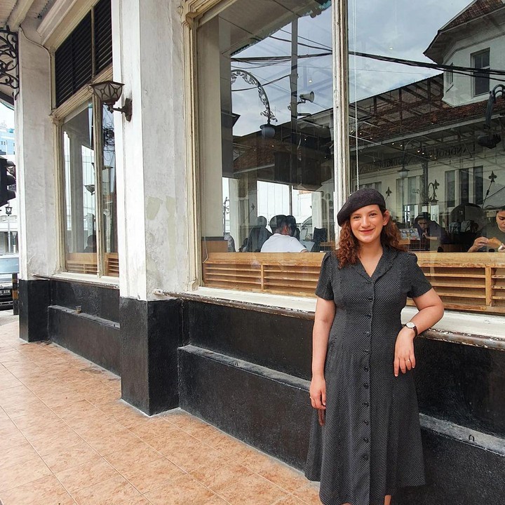 <p>Pada beberapa potret yang dibagikan Ota baby bump-nya sudah terlihat jelas. Ota juga tampak lebih senang menggunakan dress di trimester dua kehamilan. (Foto: Instagram: @qurrrotuayun)</p>