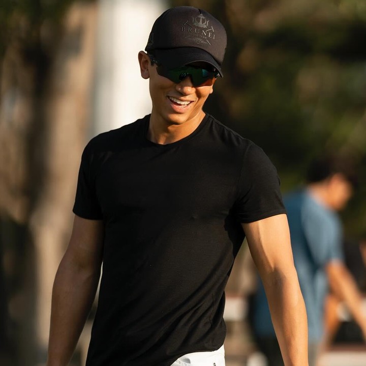 <p>Dalam unggahan tersebut, Mateen menunjukkan beberapa momen saat berada di tengah lapangan. Pesona pria berusia 32 tahun ini memang tak main-main, ya?(Foto: Instagram @tmski)<br /><br /><br /></p>