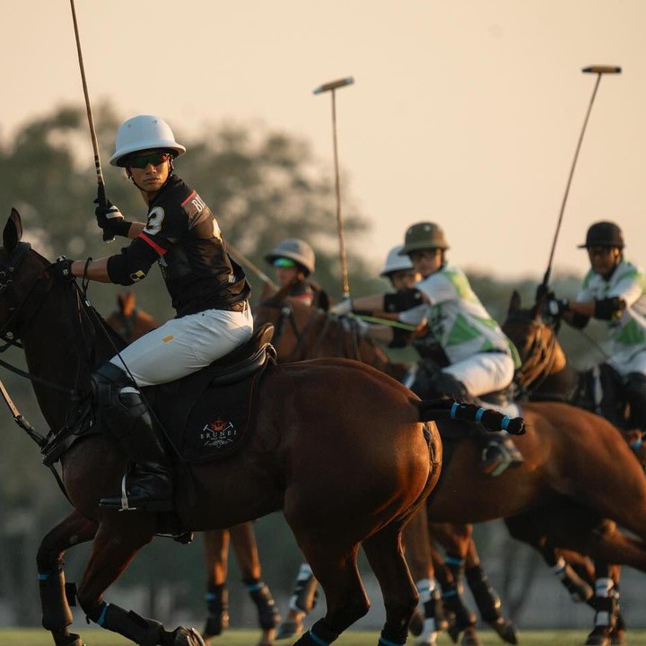 <p>Selain sibuk mengisi agenda sebagai anggota kerajaan, Mateen juga menjadi atlet berkuda profesional. "All Asia Cup 2024 Thailand," tulis Mateen dalam kolom <em>caption,</em> dikutip dari akun @tmski. (Foto: Instagram @tmski)<br /><br /><br /></p>