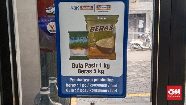 Pengamat mensinyalir langka pasokan beras di toko ritel yang memicu kenaikan harga di pasar tradisional dipicu bansos pangan yang digeber Jokowi jelang Pilpres.