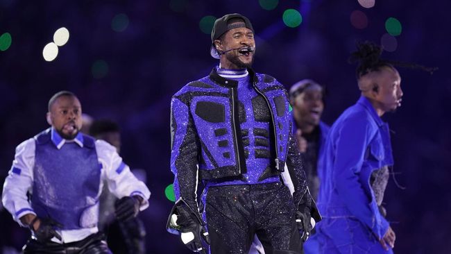 Usher berlibur ke Bali beberapa waktu lalu. Ia melokal dengan berbusana adat Bali hingga ikut upacara melukat di Taman Mumbul, Badung.