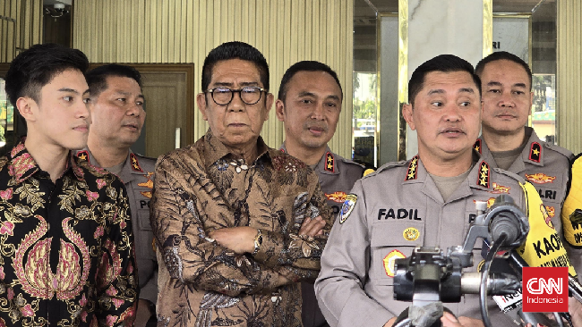 Politikus PDI Perjuangan Henry Yosodiningrat meralat pernyataannya soal arahan dari Kapolri kepada Polda untuk memenangkan pasangan tertentu di Pilpres 2024.