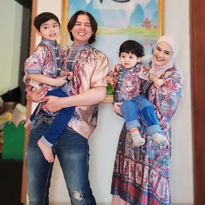 <p>Putra Cut Meyriska dan Roger Danuarta, Shaquille dan Jourell, sangat bersemangat kala merayakan Imlek bersama keluarga. Keempatnya pun kompak memakai baju kembar. "<em>Gong Xi Fa Cai, Xin nian kuai le,</em>" ujar Cut Meyriska. (Foto: Instagram: @cutratumeyriska)</p>
