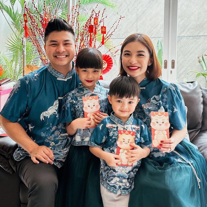 <p>Chelsea Olivia dan Glenn Alinskie mengajak kedua anaknya, Nastusha dan Dante, untuk merayakan Imlek bersama. Berbeda dengan keluarga lainnya, keluarga Alinskie justru mengenakan pakaian serba biru, lho. "CNY 2024 bersama dengan keluarga," tulis Chelsea pada laman Instagram-nya. (Foto: Instagram: @chelseaoliviaa)</p>