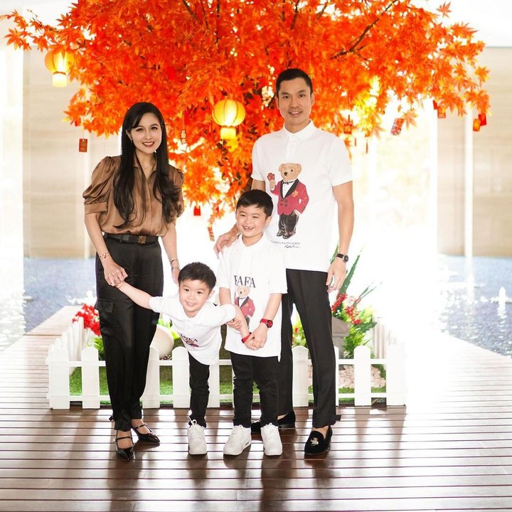 <p>Sandra Dewi merayakan Imlek bersama keluarga termasuk suami dan kedua putranya, Bunda. Perayaan pun dilakukan dengan sederhana tanpa seragam khusus, lho. "<em>Gong Xi Fa Cai,"</em> ujar Sandra Dewi sambil mengunggah potretnya bersama keluarga. (Foto: Instagram: @sandradewi88)</p>