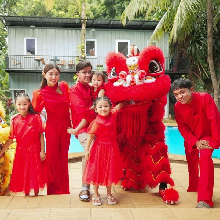 <p>Sarwendah dan Ruben Onsu mengundah Barong Sai saat merayakan Imlek dengan keluarganya, Bunda. Thalia, Thania, serta Betrand pun terlihat sangat bahagia. "Semoga Anda bahagia dan sejahtera," tulis Sarwendah dengan Bahasa Mandarin. (Foto: Instagram: @sarwendah29)</p>