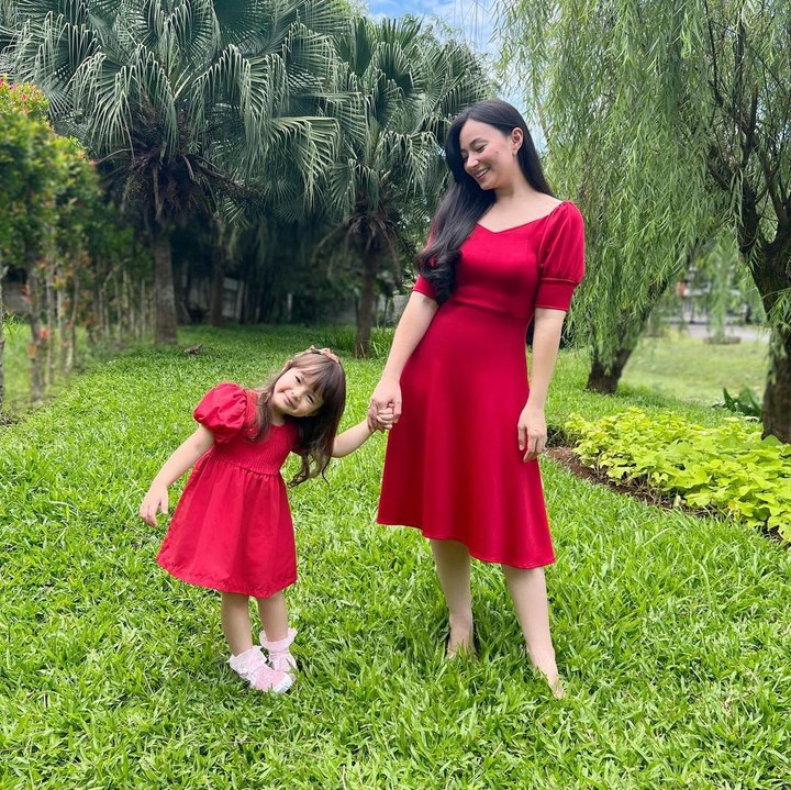 <p>Asmirandah turut mengajak sang anak, Chloe, untuk merayakan Imlek bersama. Keduanya terlihat cantik mengenakan dress berwarna merah. "<em>Happy Lunar New Year</em> buat Moms and <em>Family</em> yang akan merayakan. Dapat kiss jauh dari Chloe hehe," kata Asmirandah seraya menyisipkan emotikon cium. (Foto: Instagram: @asmirandah89)</p>