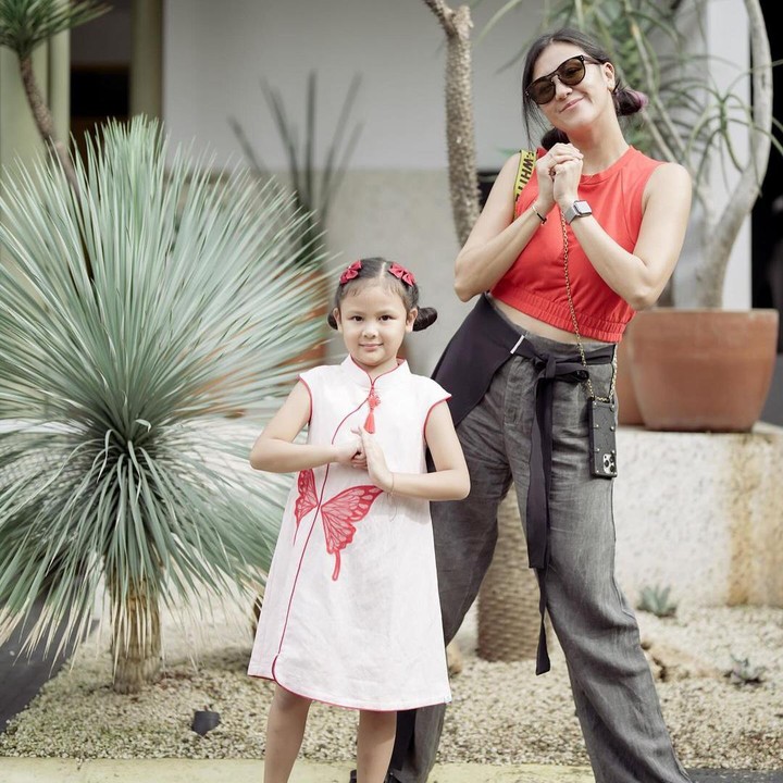 <p>Putri Sharena Delon, Sea Dedari, terlihat cantik mengenakan dress dengan aksen kupu-kupu saat Imlek. Tidak hanya itu, kepalanya juga ditambah dengan hiasan pita yang manis. "<em>Gong Xi Fa Cai</em>! Semoga keluarga dan sahabat-sahabat online tercintaku selalu dianugerahi kesehatan, kebahagiaan, dan keberkahan yaaaa!" kata Sharena Delon. (Foto: Instagram: @mrssharena)</p>