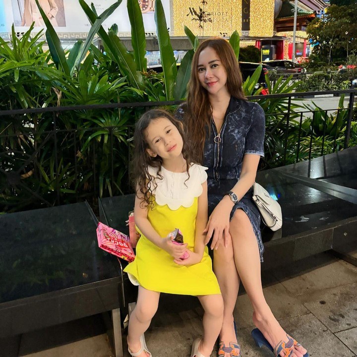 <p>Setelah menikah dengan Eryck Amaral pada tahun 2018, Aura Kasih dikaruniai seorang putri, Bunda. Anak cantik tersebut pun diberi nama Arabella. (Foto: Instagram: @aurakasih)</p>