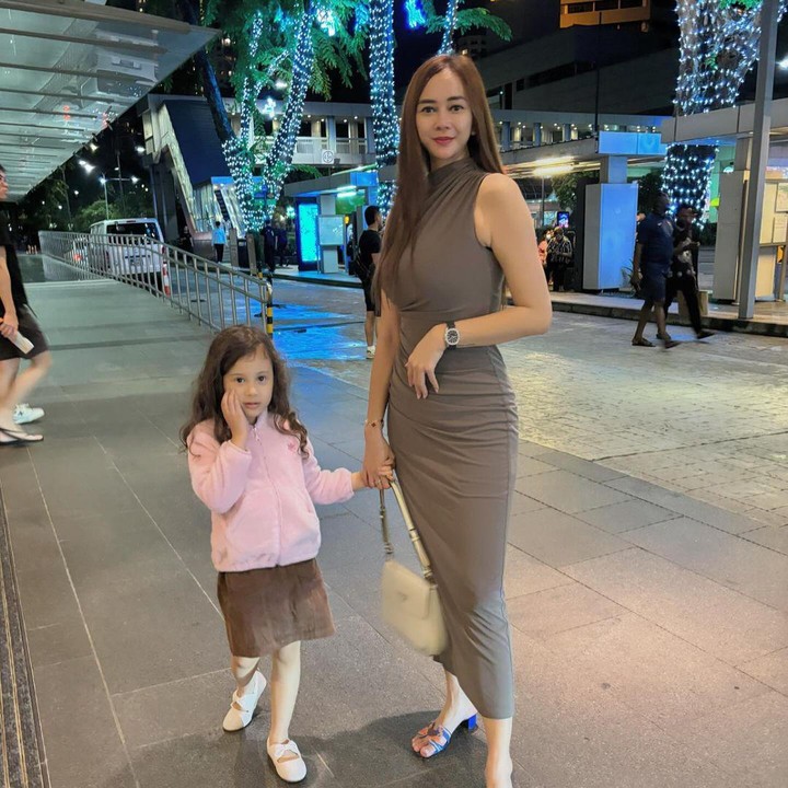 <p>Aura Kasih sendiri kerap mengunggah potret kebersamaannya dengan sang anak semata wayang. Mulai dari kegiatan bermain hingga berlibur bersama. (Foto: Instagram: @aurakasih)</p>