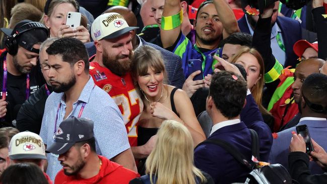 Taylor Swift memamerkan momen dirinya clubbing bareng Travis Kelce, tapi malah ditemani oleh kedua orang tuanya.