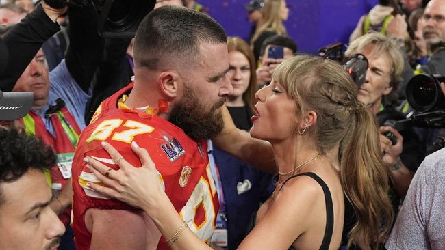 Pelatih Kansas City Chiefs mengatakan Taylor Swift membuat Travis Kelce berubah sejak mereka pacaran pada September 2023.