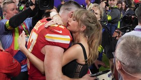 FOTO: Pelukan Erat Taylor Swift untuk Travis Kelce, Jawara Super Bowl