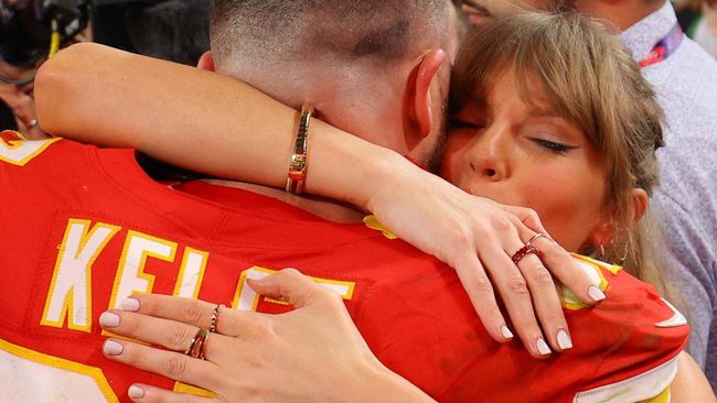 Taylor Swift disebut khawatir Travis Kelce tak sanggup menghadapi popularitas musisi itu yang sangat menjadi sorotan berbagai orang.