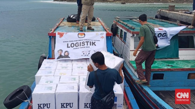 Petugas KPPS di Pulau Laut, Natuna tidak bisa mengirim hasil perolehan suara Pemilu 2024 melalui aplikasi Sirekap karena jaringan komunikasi tidak berfungsi.