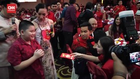VIDEO: Hadir di Perayaan Imlek, Gibran Bagi-bagi Angpao