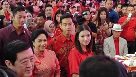 VIDEO: Gibran Bagi Angpao di Perayaan Imlek, Panwas: Tidak Melanggar