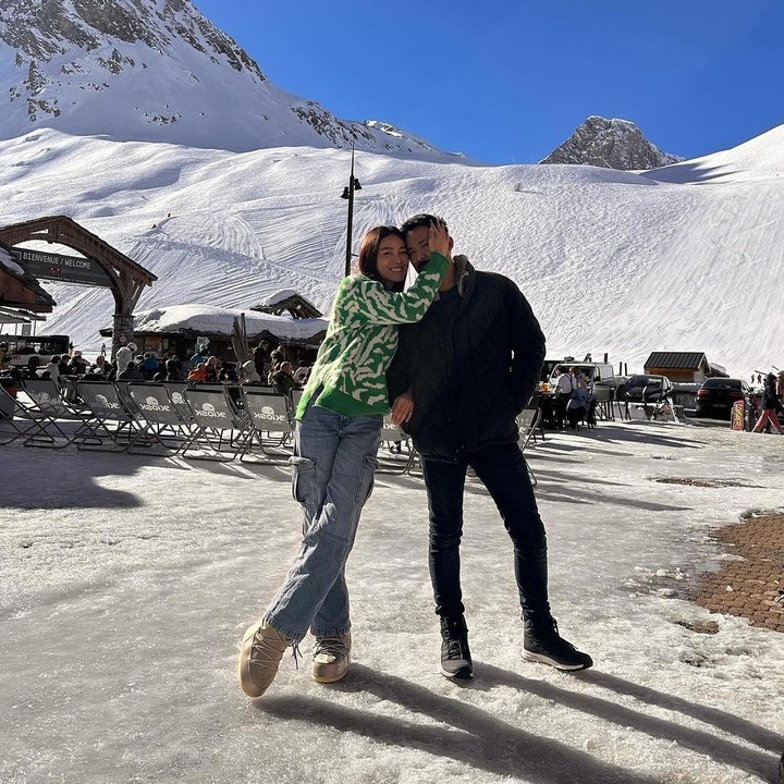<p>Di unggahan lain, mereka tampak bersenang-senang bermain salju, nih.(Foto: Instagram @whulandary)<br /><br /><br /></p>