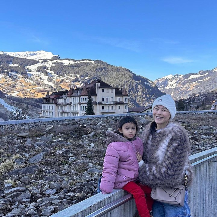 <p>Beberapa waktu lalu, perempuan berusia 36 tahun ini membagikan momen liburan keluarga. Diketahui, Swiss menjadi destinasi pilihan mereka, Bunda. (Foto: Instagram @whulandary)<br /><br /><br /></p>