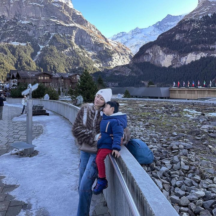 <p>Dalam unggahan tersebut, ia bersama suami dan anak-anaknya terlihat sangat menikmati momen tersebut. "<em>MashaAllah tabarakallah</em>," tulisnya sebagai <em>caption,</em> dikutip dari akun @whulandary. (Foto: Instagram @whulandary)<br /><br /><br /></p>