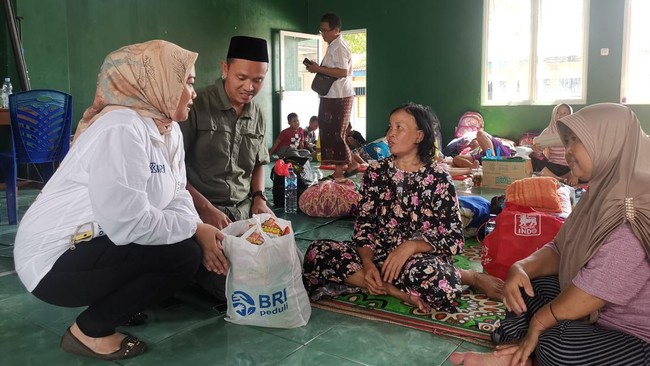 Melalui program CSR BRI Peduli, BRI menyalurkan bantuan kepada warga yang menjadi korban terdampak banjir di Kabupaten Grobogan dan Demak.